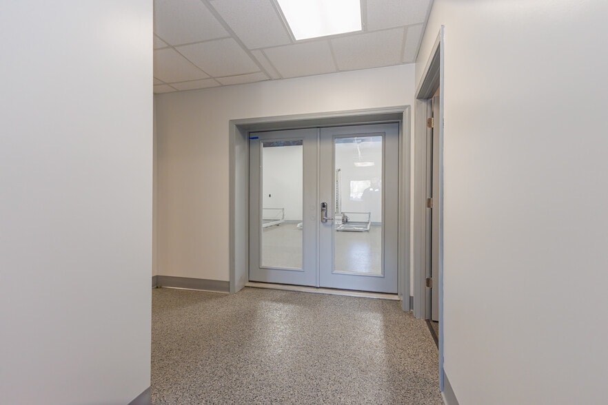 More Photos Of 5513 N Oxford St, Indianapolis Showroom For Lease