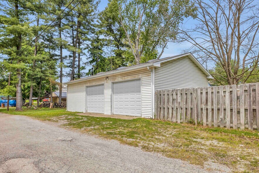 More Photos Of 777 N Ellsworth Ave, Salem Veterinarian Kennel For Sale