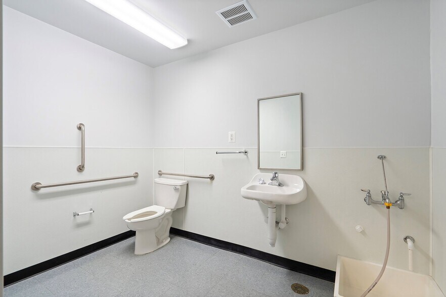 More Photos Of 912 W Bay Ave, Barnegat Storefront For Lease