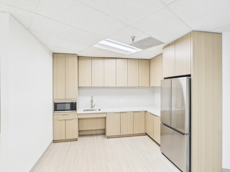 More Photos Of 1420 W Mockingbird Ln, Dallas Office For Lease