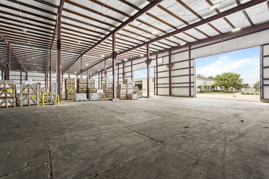 More Photos Of 8411 Villa Dr, Houston Warehouse For Lease