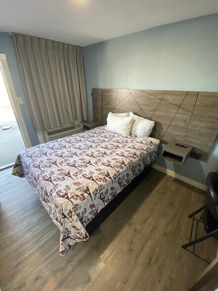 More Photos Of 921 E 8th St, Dallas Hotel For Sale