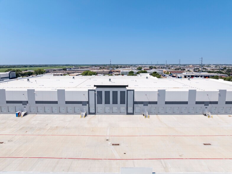 More Photos Of 1107 Conveyor Ln, Dallas Unknown For Lease