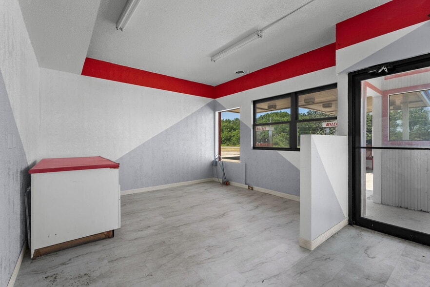 More Photos Of 3401 W Oakland Ave, Austin Truck Stop For Sale