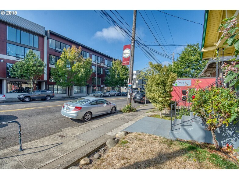 More Photos Of 4423 SE Hawthorne Blvd, Portland Office For Sale