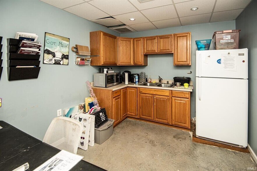 More Photos Of 433 S Hickory Corner Rd, Vincennes Veterinarian Kennel For Sale