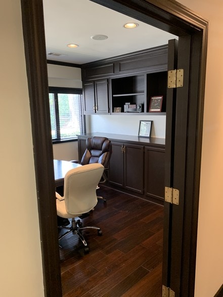 More Photos Of 4727-4729 Spottswood Ave, Memphis Office For Lease
