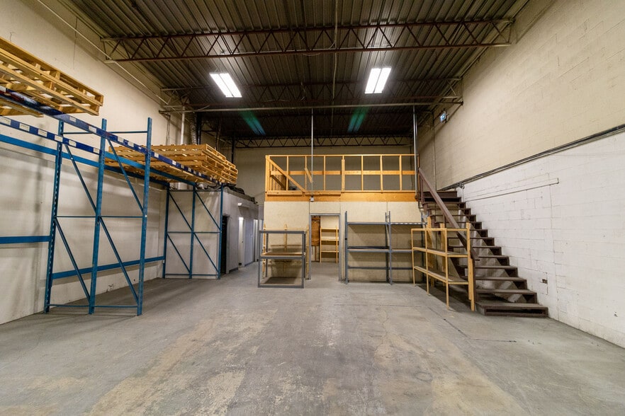 More Photos Of 7004-7042 30th St SE, Calgary Service For Lease