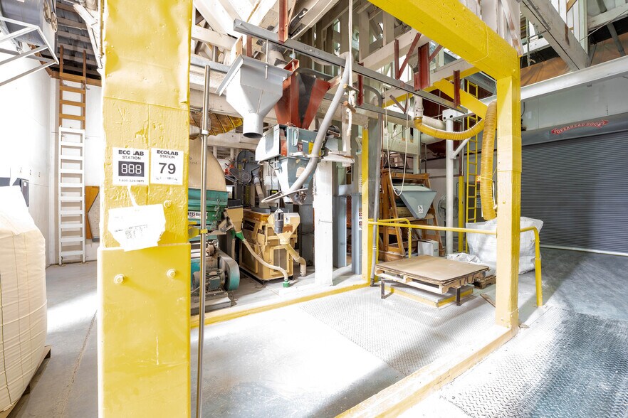 More Photos Of 225 Lawton Ave, Hereford Manufacturing For Sale