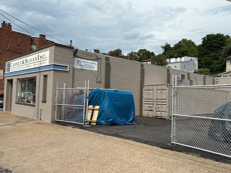 More Photos Of 518 Main St, Wheeling Showroom For Sale