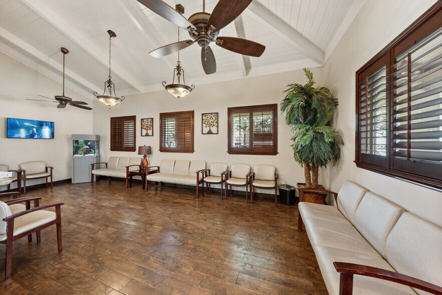 More Photos Of 2501 N Navarro St, Victoria Medical For Sale
