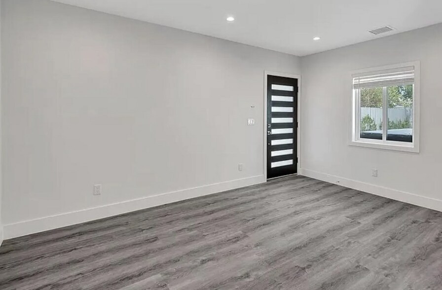 More Photos Of 5750 Kester Ave, Van Nuys Apartments For Sale