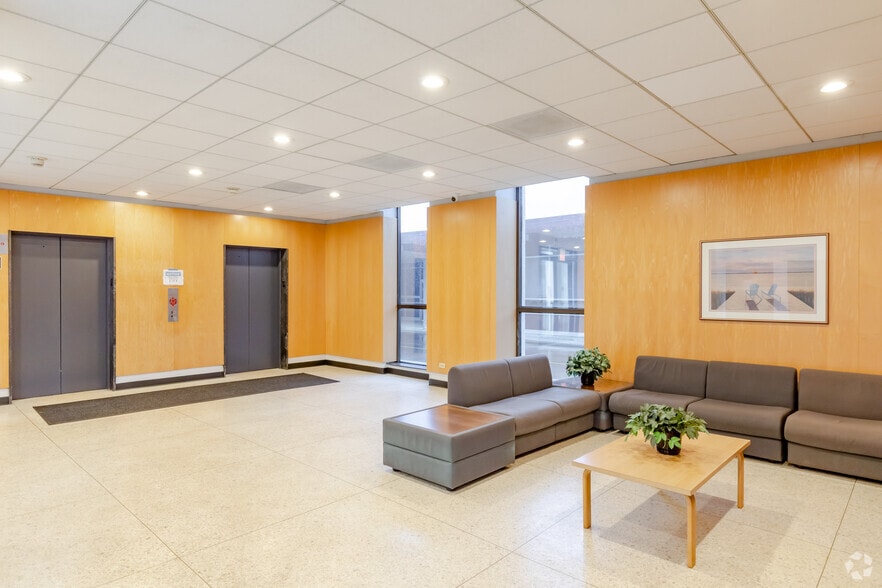 More Photos Of 2454 E Dempster St, Des Plaines Medical For Lease