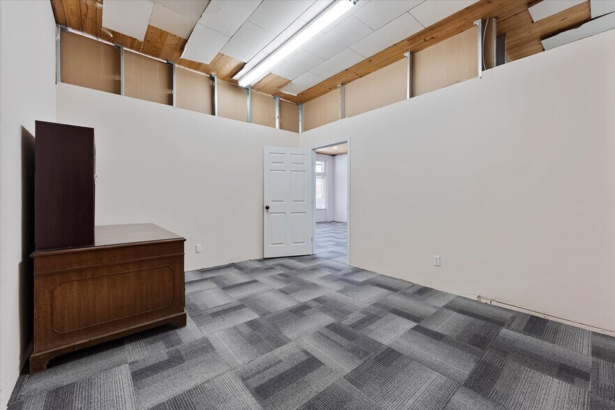 More Photos Of 313 E Main St, Humble Showroom For Sale