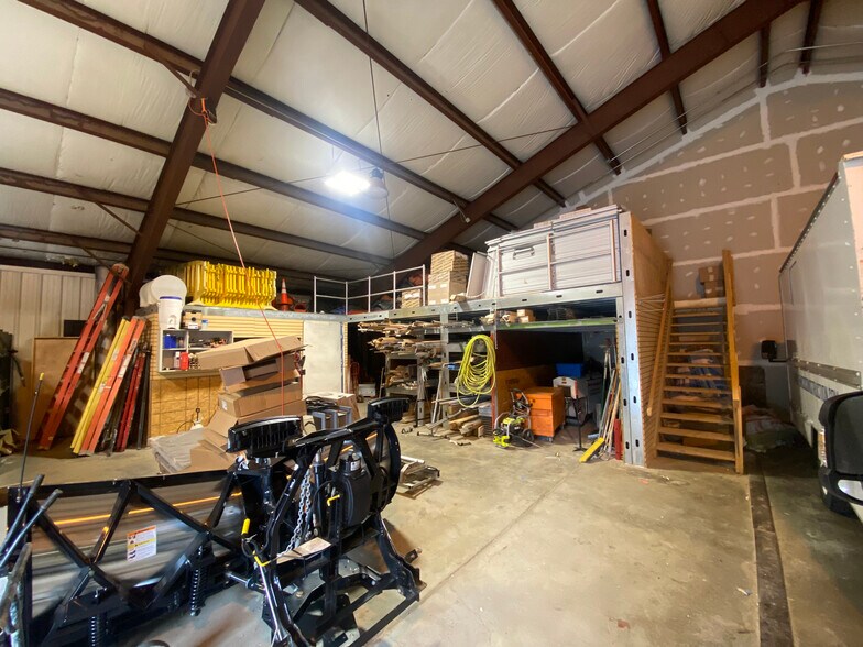 More Photos Of 14 Petra Ln, Albany Light Distribution For Lease