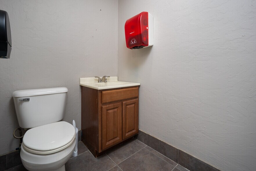 More Photos Of 1108 N Washington St, Weatherford Medical For Sale