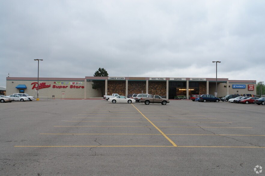 Primary Photo Of 5500 E Harry St, Wichita Supermarket For Lease