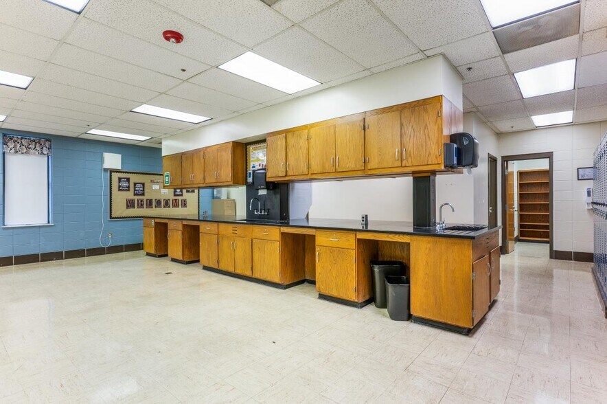 More Photos Of 1800 Harrodsburg Rd, Lexington Flex For Sale