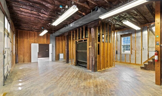 More Photos Of 26 N. Hart Street, Manheim Flex For Lease