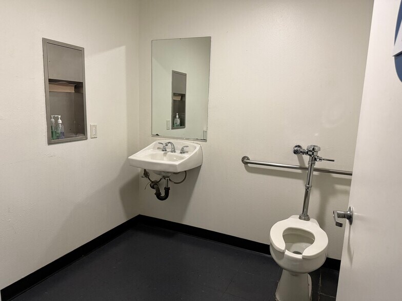 More Photos Of 12987-12999 Arroyo St, San Fernando Warehouse For Lease