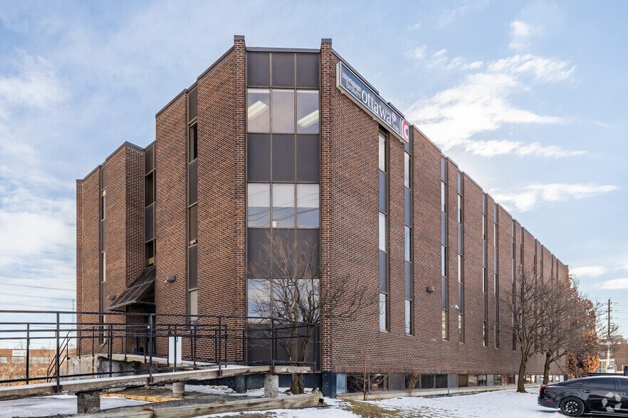 More Photos Of 1701 Woodward Dr, Ottawa Office For Lease