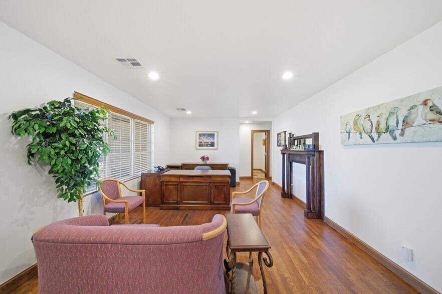 More Photos Of 601 S Cherokee St, Catoosa Office For Sale