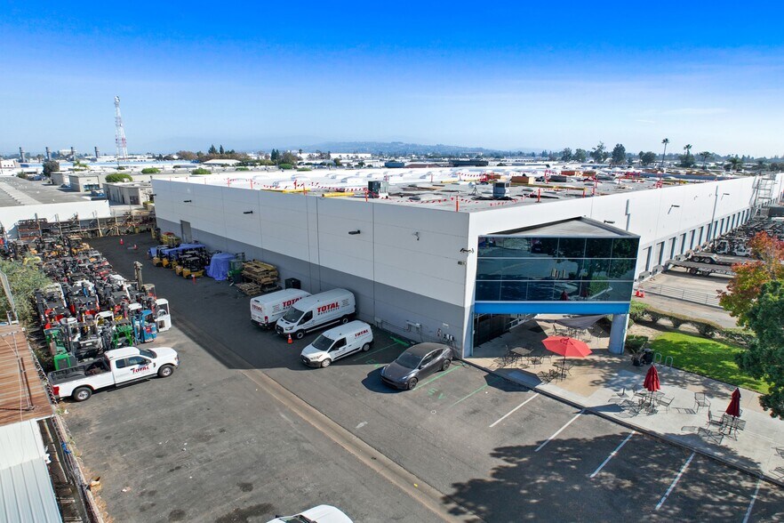 More Photos Of 2891-2895 E Miraloma Ave, Anaheim Distribution For Lease