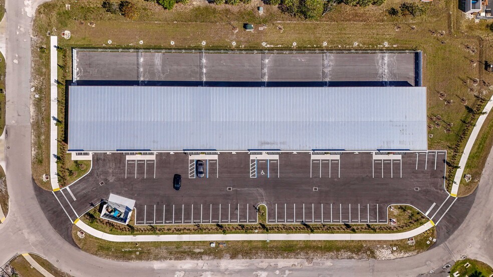 More Photos Of 6551 Corporate Park Cir, Fort Myers Warehouse For Lease