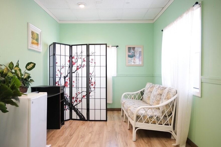 More Photos Of 985 S Clinton Ave, Rochester Restaurant For Sale