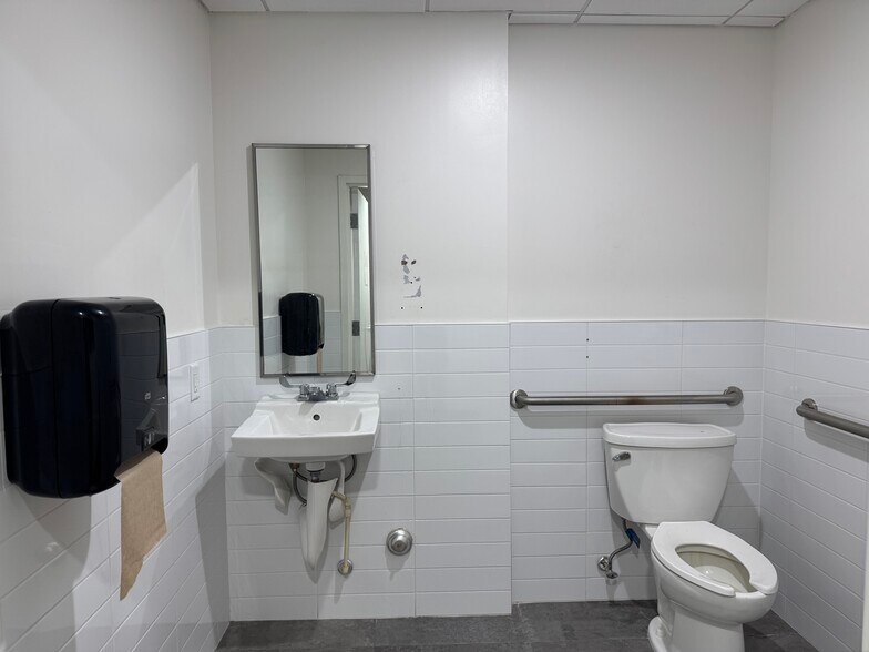 More Photos Of 2341 Hollywood Blvd, Hollywood Freestanding For Lease