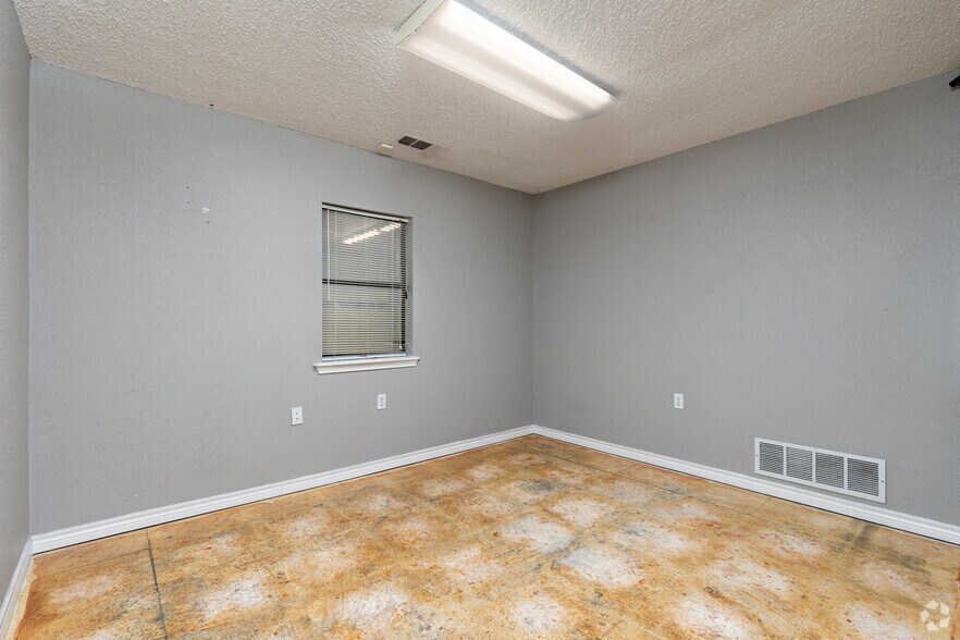 More Photos Of 2333 Delante St, Haltom City Unknown For Lease