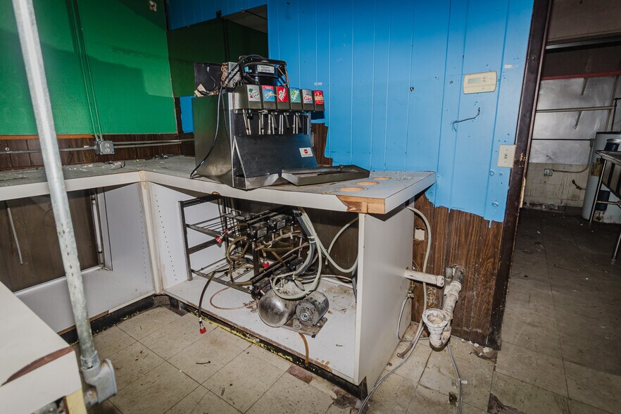 More Photos Of 1015 S Meridian Ave, Wichita Auto Repair For Sale