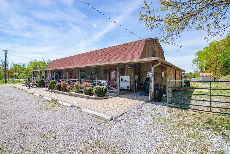 More Photos Of 641 Highland Ave, Vine Grove Freestanding For Sale