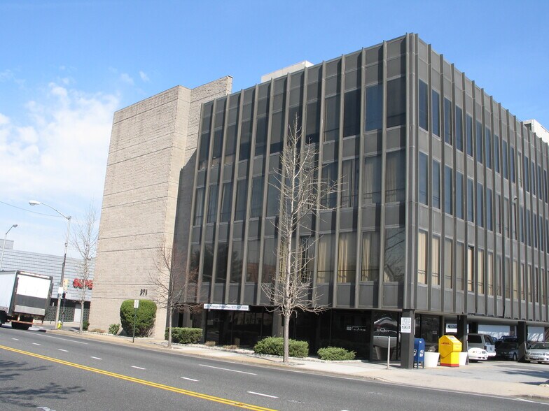 Primary Photo Of 371 Merrick Rd, Rockville Centre Office For Lease