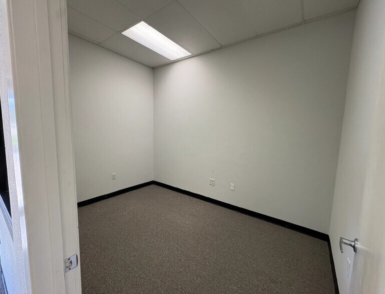 More Photos Of 3206 Longmire Dr, College Station Loft Creative Space For Lease