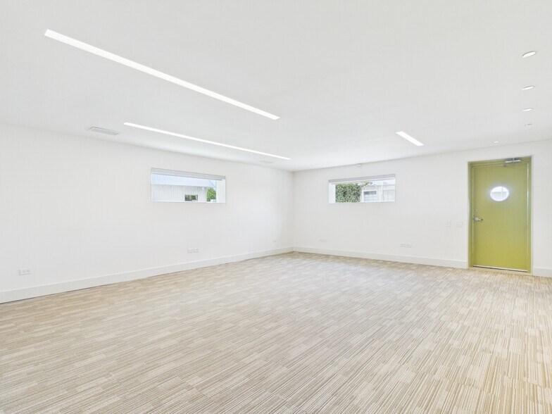 More Photos Of 1111 Lagoon Dr, Dallas Office For Sale