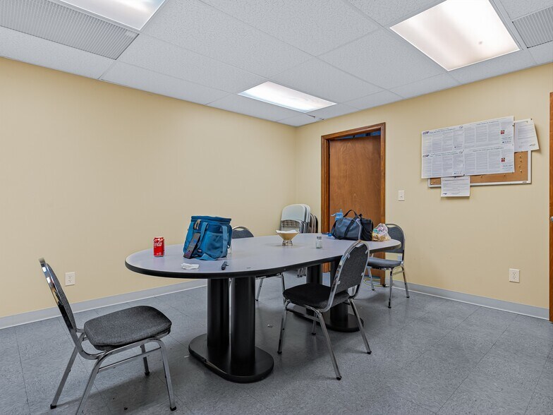 More Photos Of 81 Monticello Rd, Weaverville Showroom For Sale