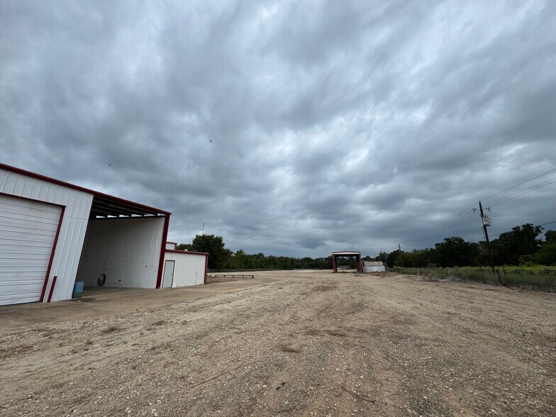 More Photos Of 9182 S US Highway 79, Palestine Service For Lease