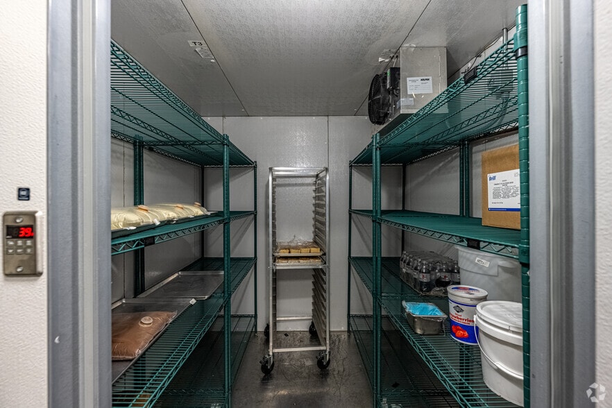 More Photos Of 1661 E Colorado Blvd, Pasadena Fast Food For Lease