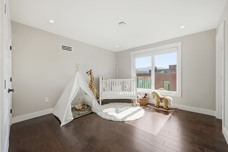 More Photos Of 443 Walnut St, Sewickley Flex For Sale