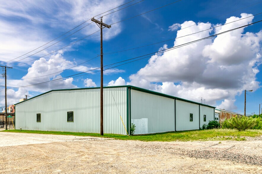 More Photos Of 400 E Vickery Blvd, Fort Worth Warehouse For Lease