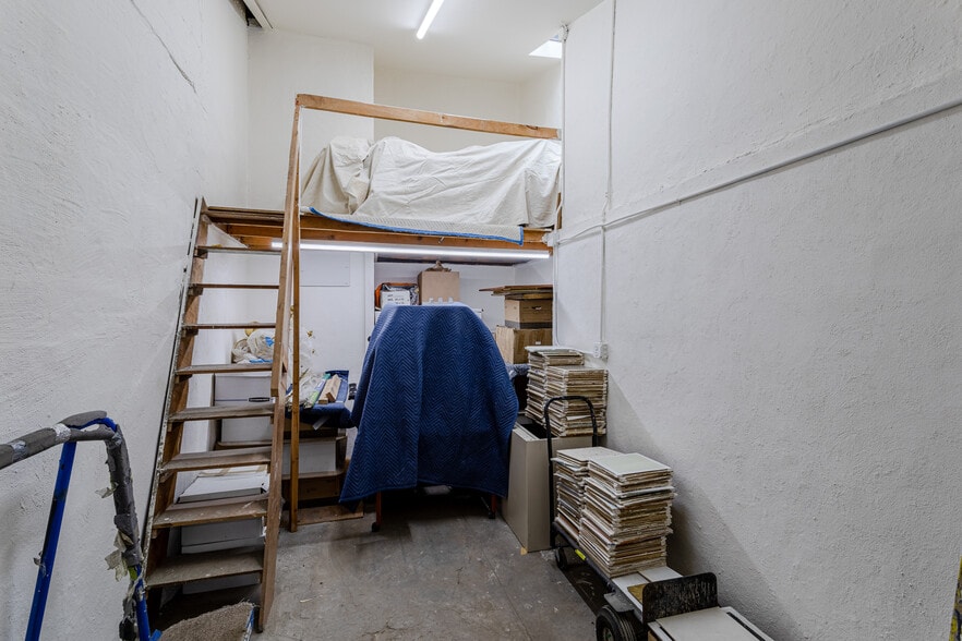 More Photos Of 234 Russell St, Brooklyn Showroom For Lease