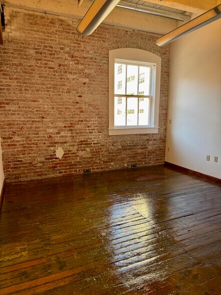 More Photos Of 1231 NW Hoyt St, Portland Loft Creative Space For Lease