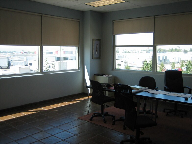 More Photos Of 7595 N San Fernando Rd, Burbank Warehouse For Lease