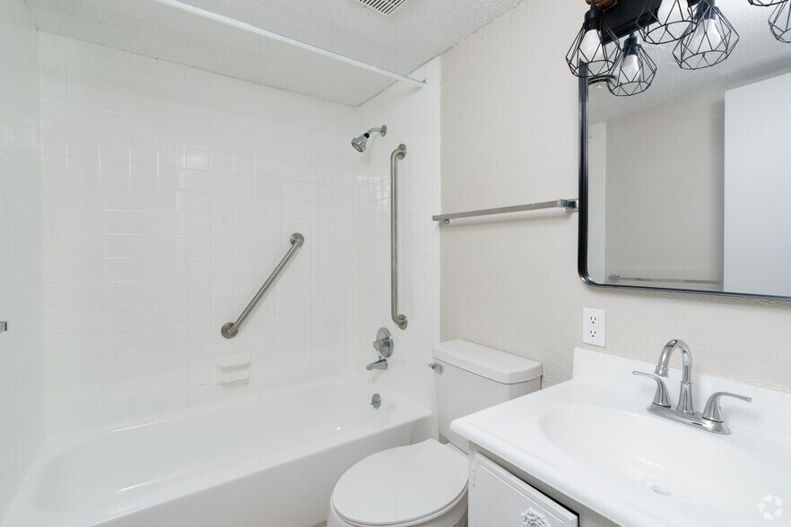 More Photos Of 400 N Oakland Ave, Carbondale Apartments For Sale