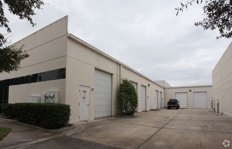 More Photos Of 280 Business Park Cir, Saint Augustine Light Distribution For Lease