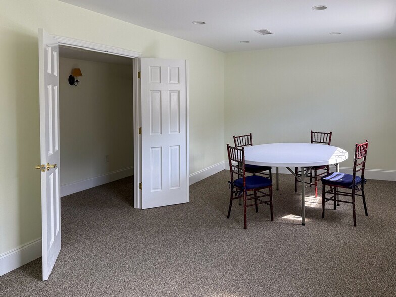 More Photos Of 11 Isabella St, Charleston Flex For Lease