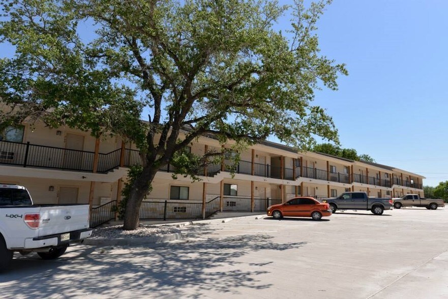 Primary Photo Of 1609 N Hill St, Three Rivers Apartments For Sale
