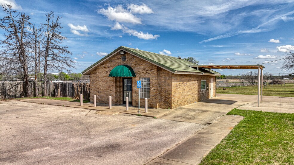 More Photos Of 107 Fannin St, Millsap Bank For Lease