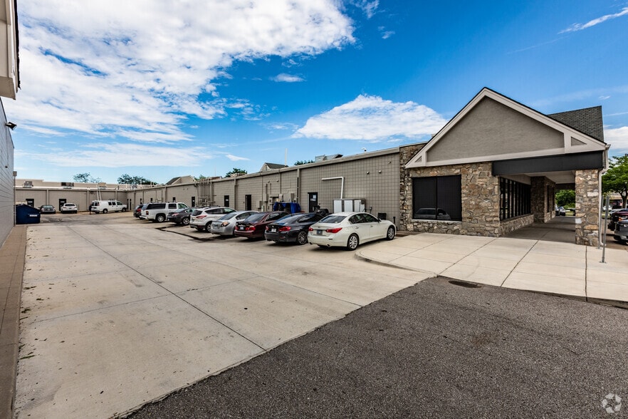 More Photos Of 11800-11922 W 119th St, Overland Park Unknown For Lease